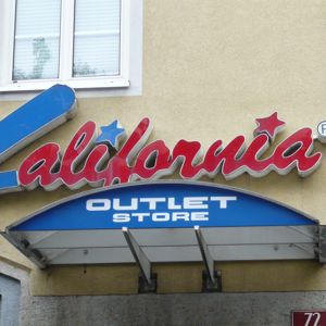  Outlet 
 Outlet in Feliude 
 Outlet Center